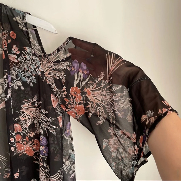 The Cove cold shoulder sheer floral kimono - Picture 2 of 4